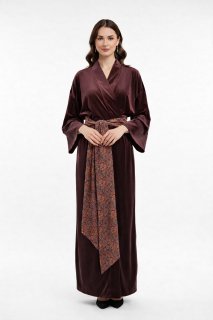 Элегантная_женщина_в_бардовом_халате